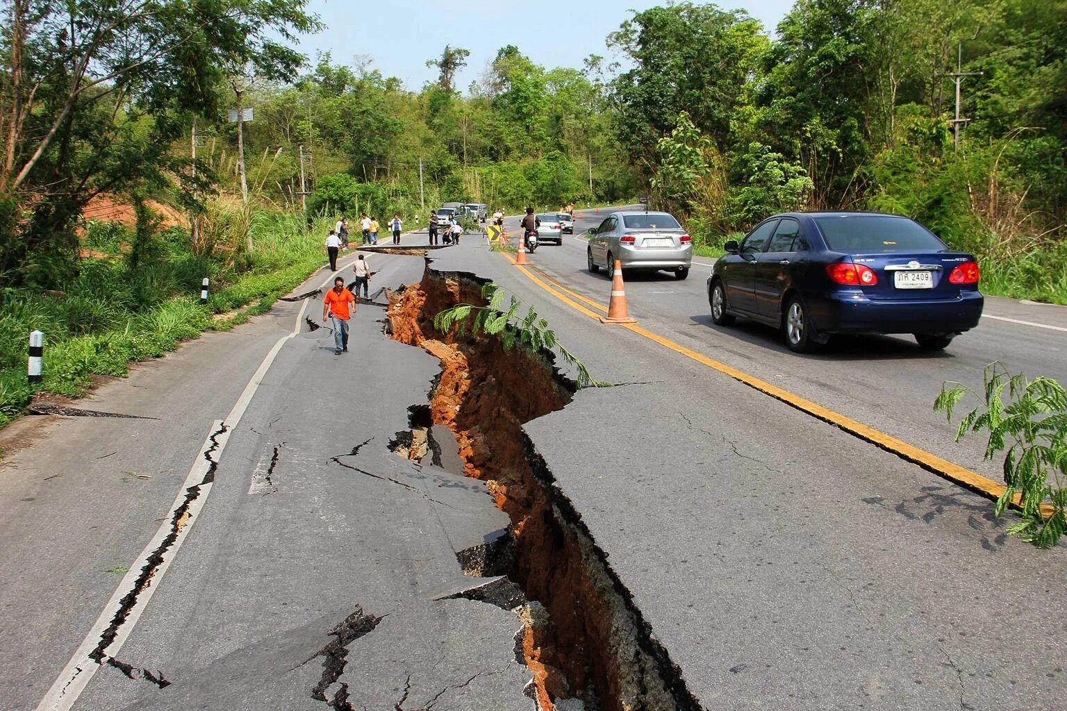 Землетрясение в тайланде новости. Землетрясение в Тайланде. Таиланд землетрясения. Бывают ли землетрясения в Тайланде. Последствия землетрясения трещины.