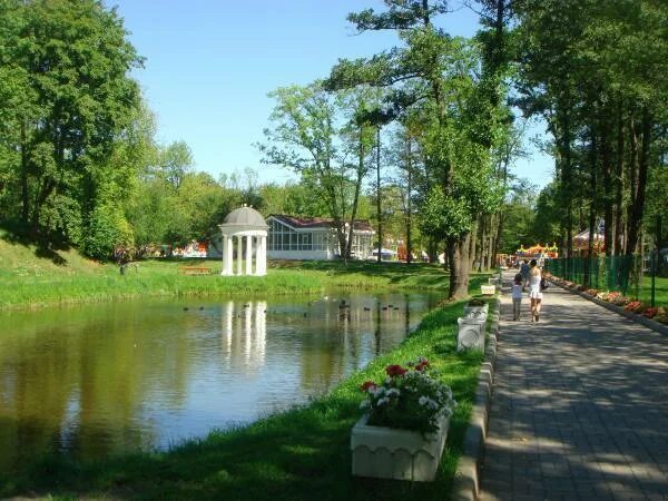 Парк южный калининград вечером. Парк юность фото. Парк юность фото. Парк юность калининград тельмана. Парк юность калининград аттракционы.