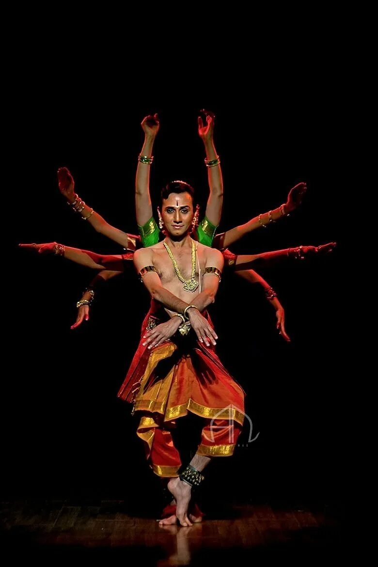 Где танцуют руками. Индийский классический танец Бхаратанатьям. Индия Правин Кумар. Многорукая танцовщица Индии. Одисси индийский танец.