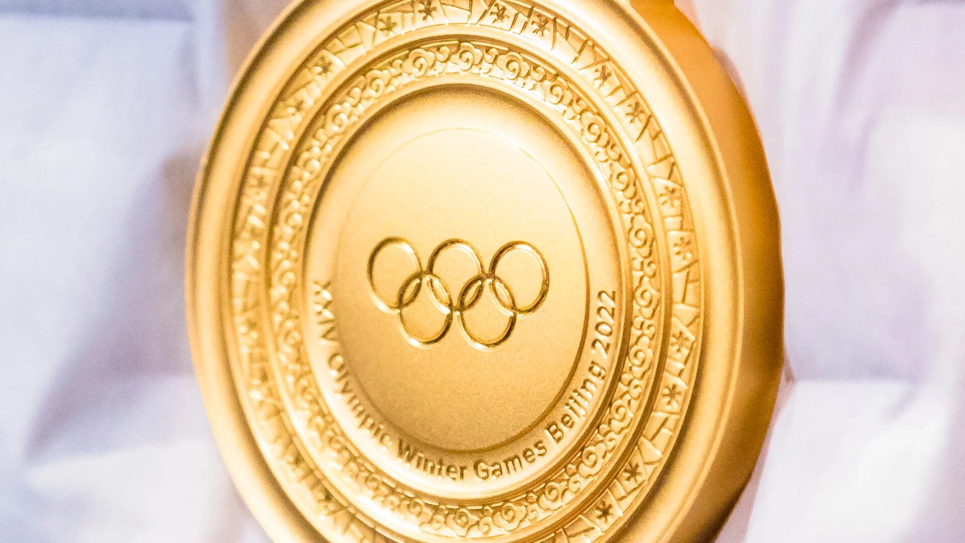 Вторая золотая медаль. Золотая медаль Пекина 2022. Золотая Олимпийская медаль Пекин 2022. Олимпийские медали в Пекине 2022. Медали на Олимпиаде в Пекине 2022.
