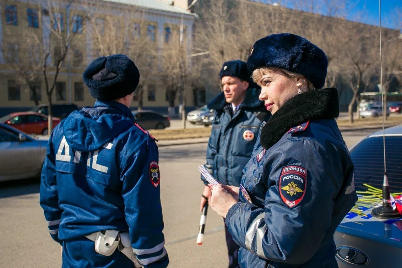 Сайт гибдд волгоград. Цветочный патруль ДПС Волгоград. Инспектор ГИБДД Волгоград. ДПС Волгоград. Цветочный патруль ДПС Волгоград 2018.