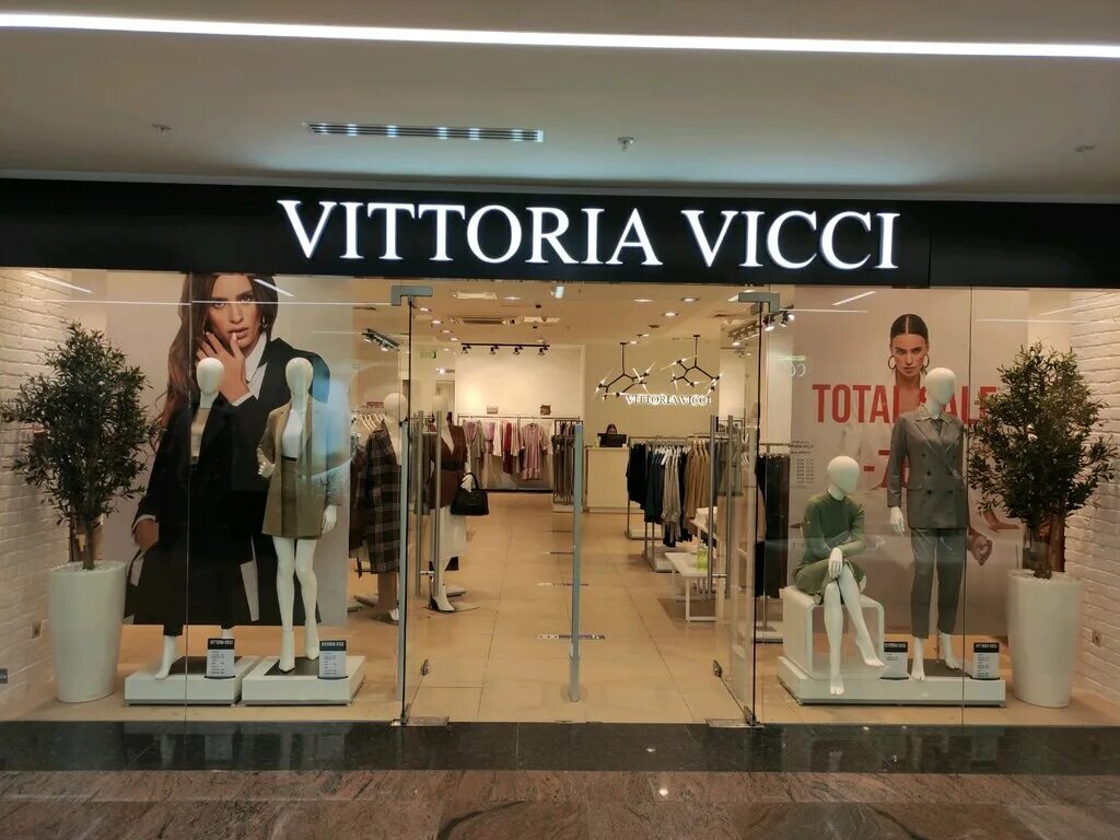 афимолл сити магазины одежды. афимолл одежда. афимолл сити 3 этаж. Uniqlo магазины в москве. афимолл детский мир.