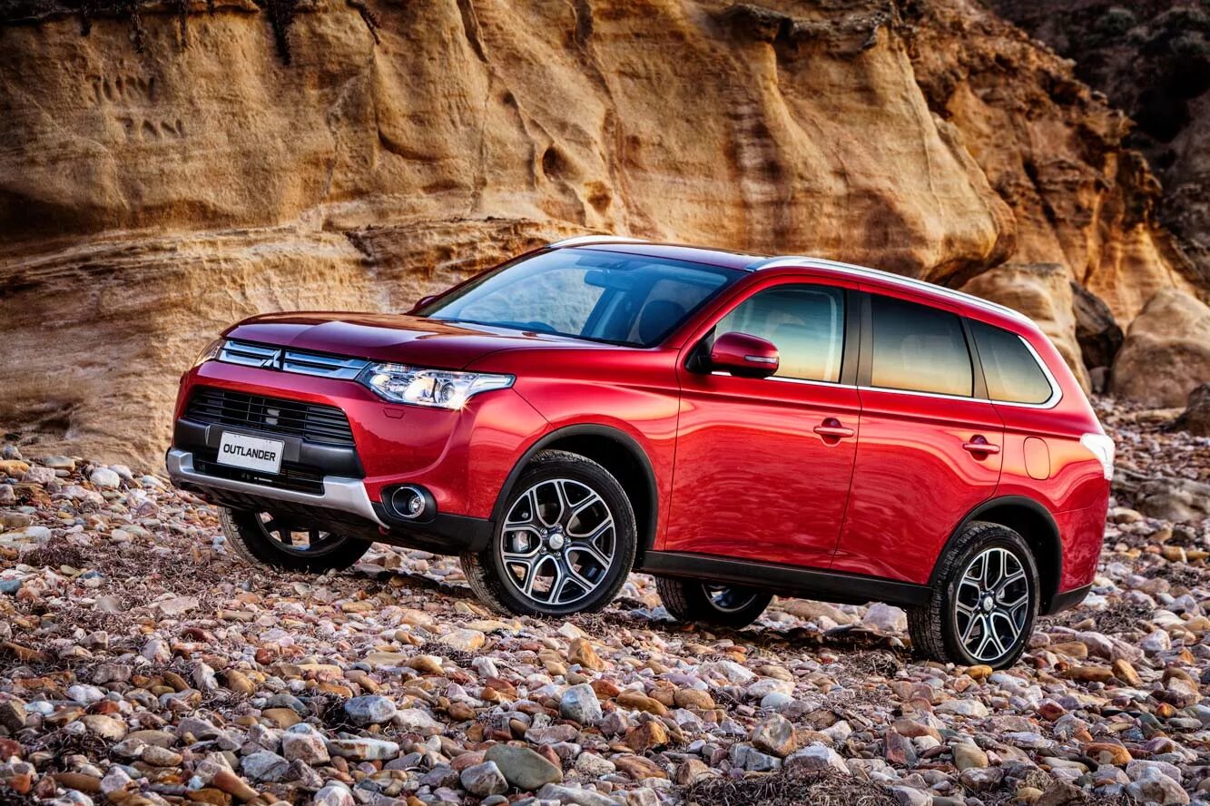 Mitsubishi outlander трехлитровый. Митсубиси Аутлендер 3. Мицубиси Паджеро Аутлендер. Митсубиси Аутлендер 2014 2015. Мицубиси Моторс Аутлендер.