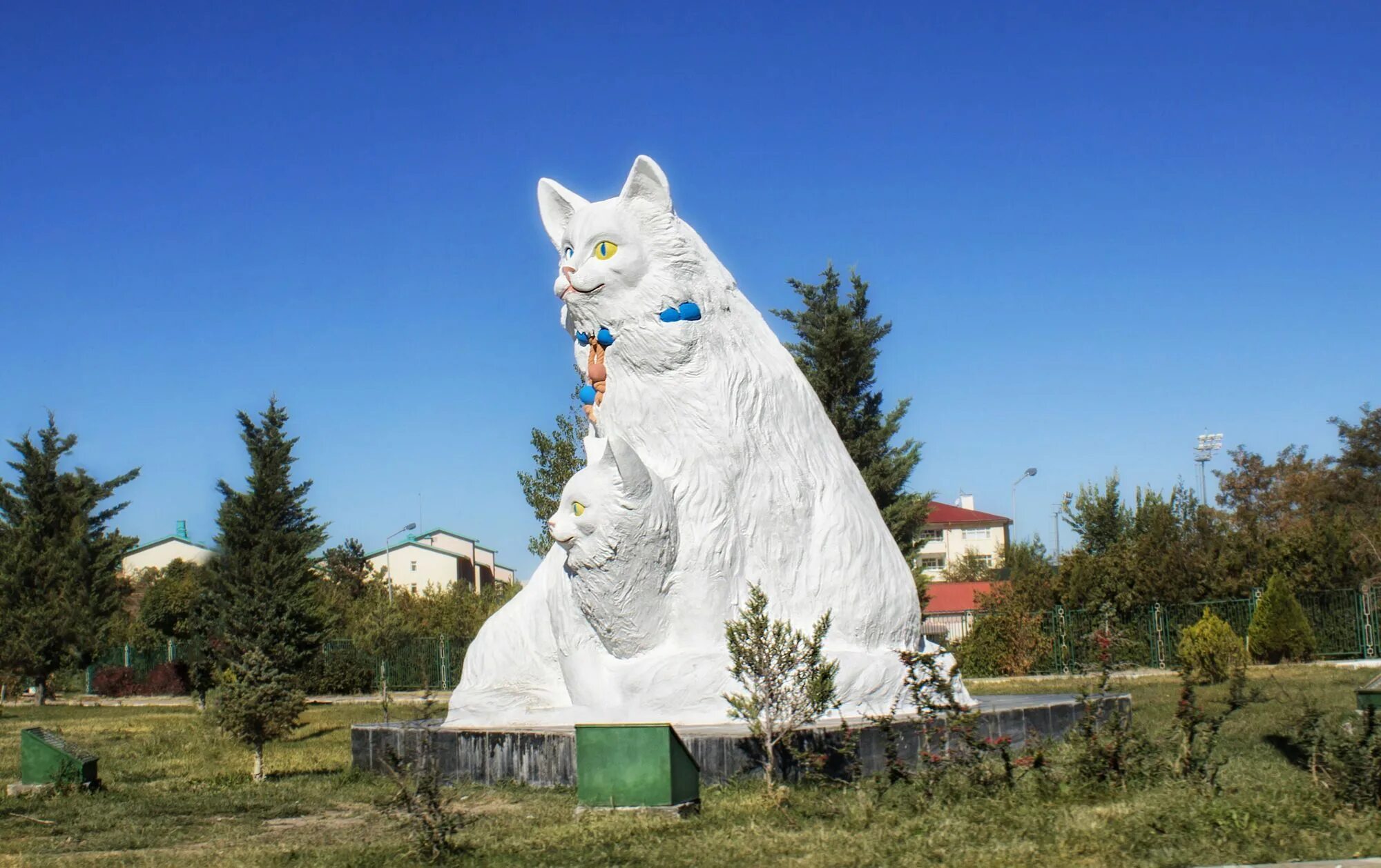 Ванские кошка памятник. Город Ван Турция кошки. Турецкий Ван памятник. Статуя кошки. Кошки в озерах