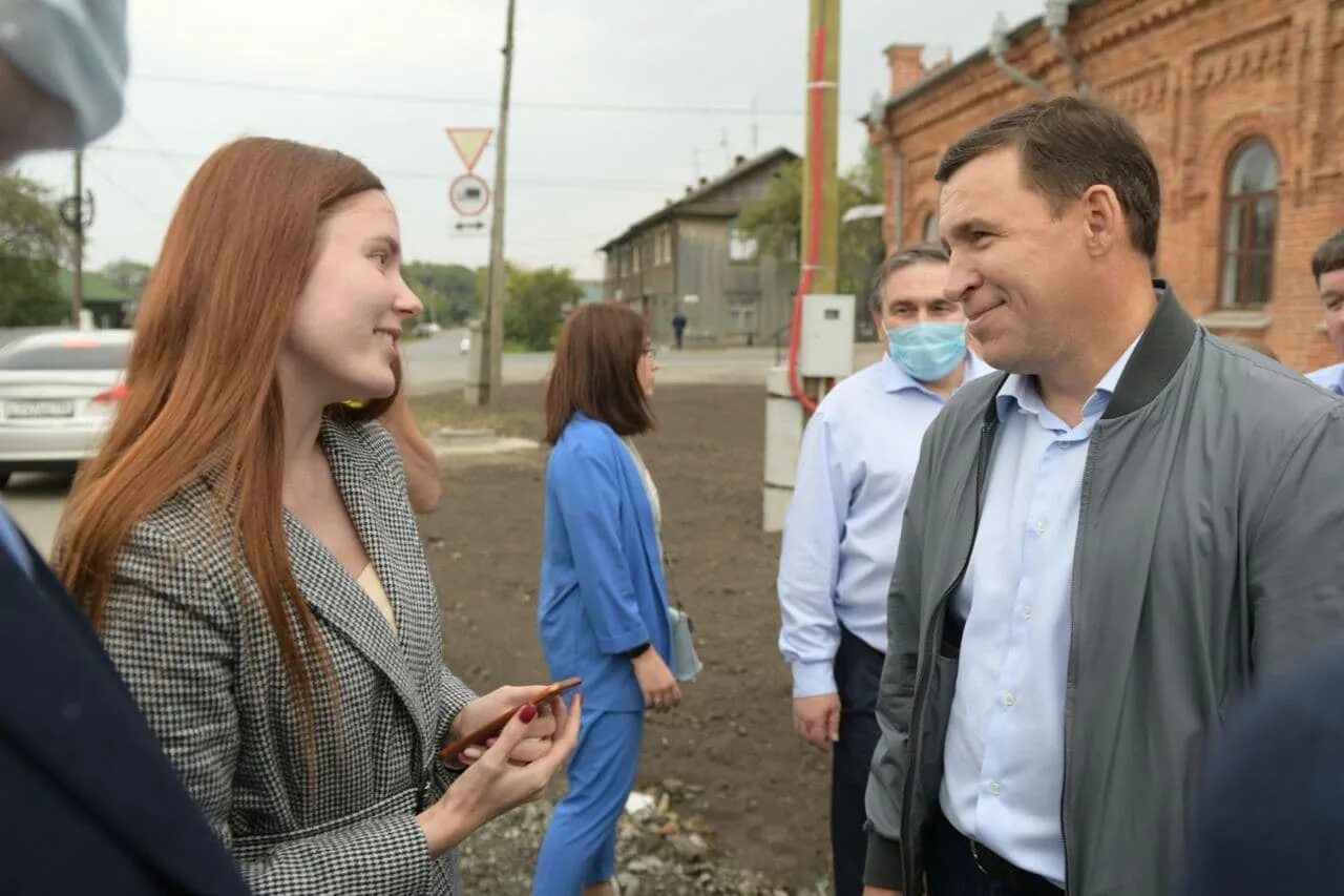 Куйвашев с букетом в руках поздравил свердловчанок с 8 марта: Яндекс.Новости