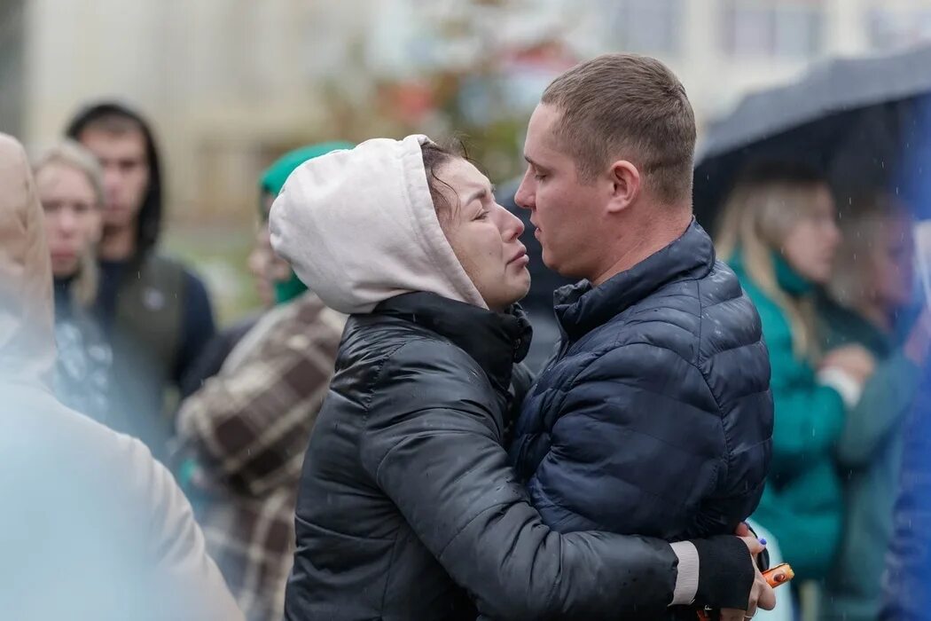 Группа жен мобилизованных. Прощание мобилизованных. прощание с мобилизованными мужчинами. матери и жены провожают.