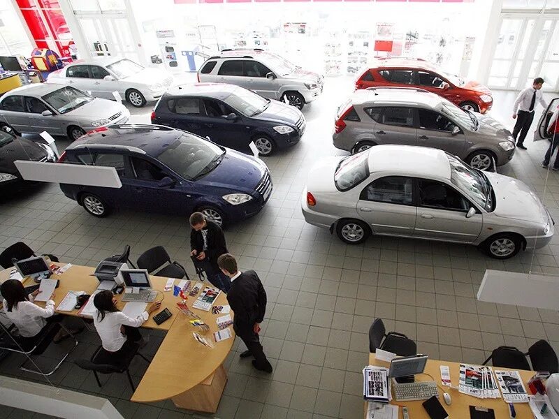 На вб продают машины. Машины в автосалоне. китай автомобили. торговля с машины. очередь автомобилей.