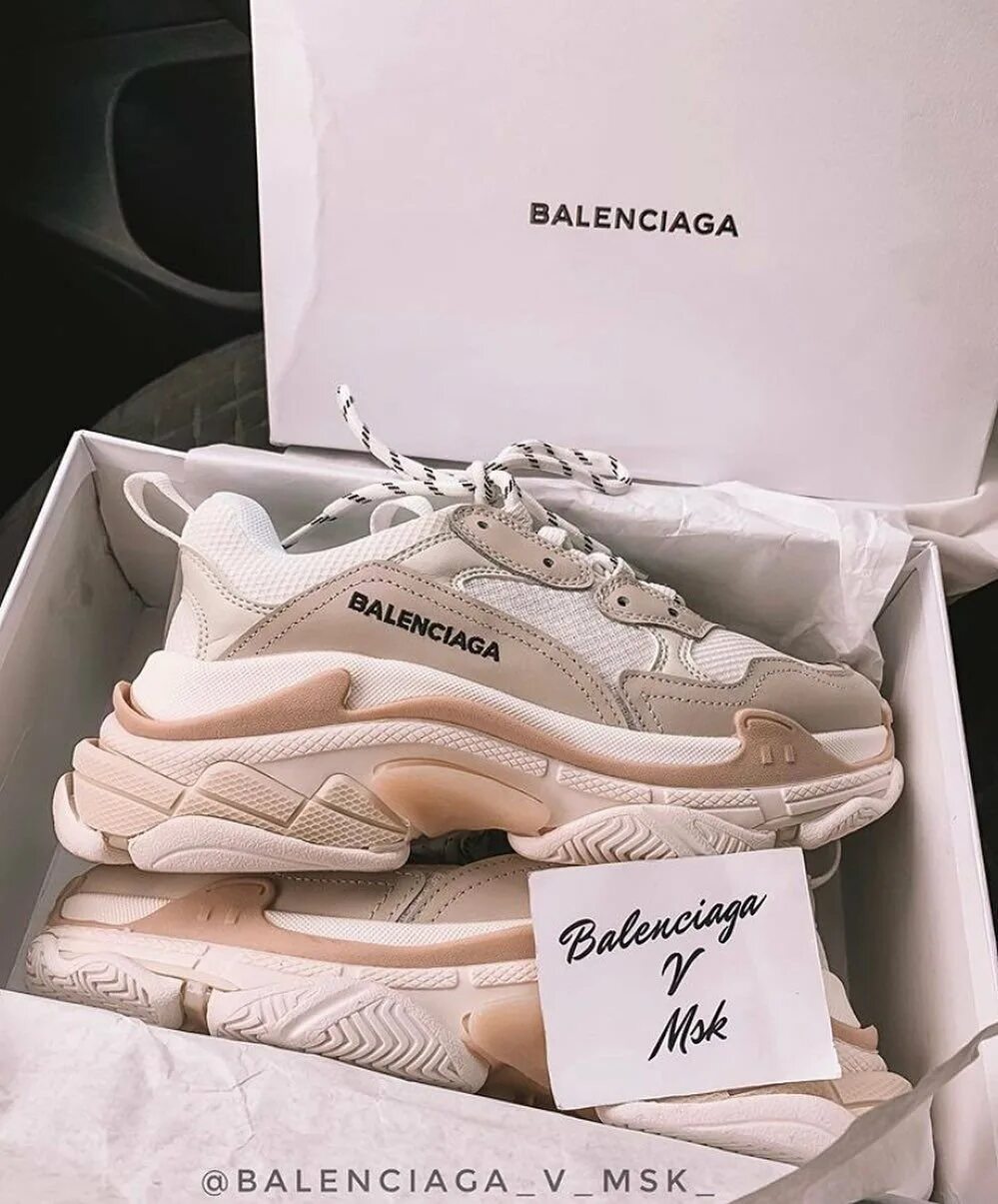 Кроссовки баленсиага трипл с. Balenciaga страна. Баленсиага кроссовки triple s. Баленсиага кроссовки 2020. Кроссовки баленсиага 2017.
