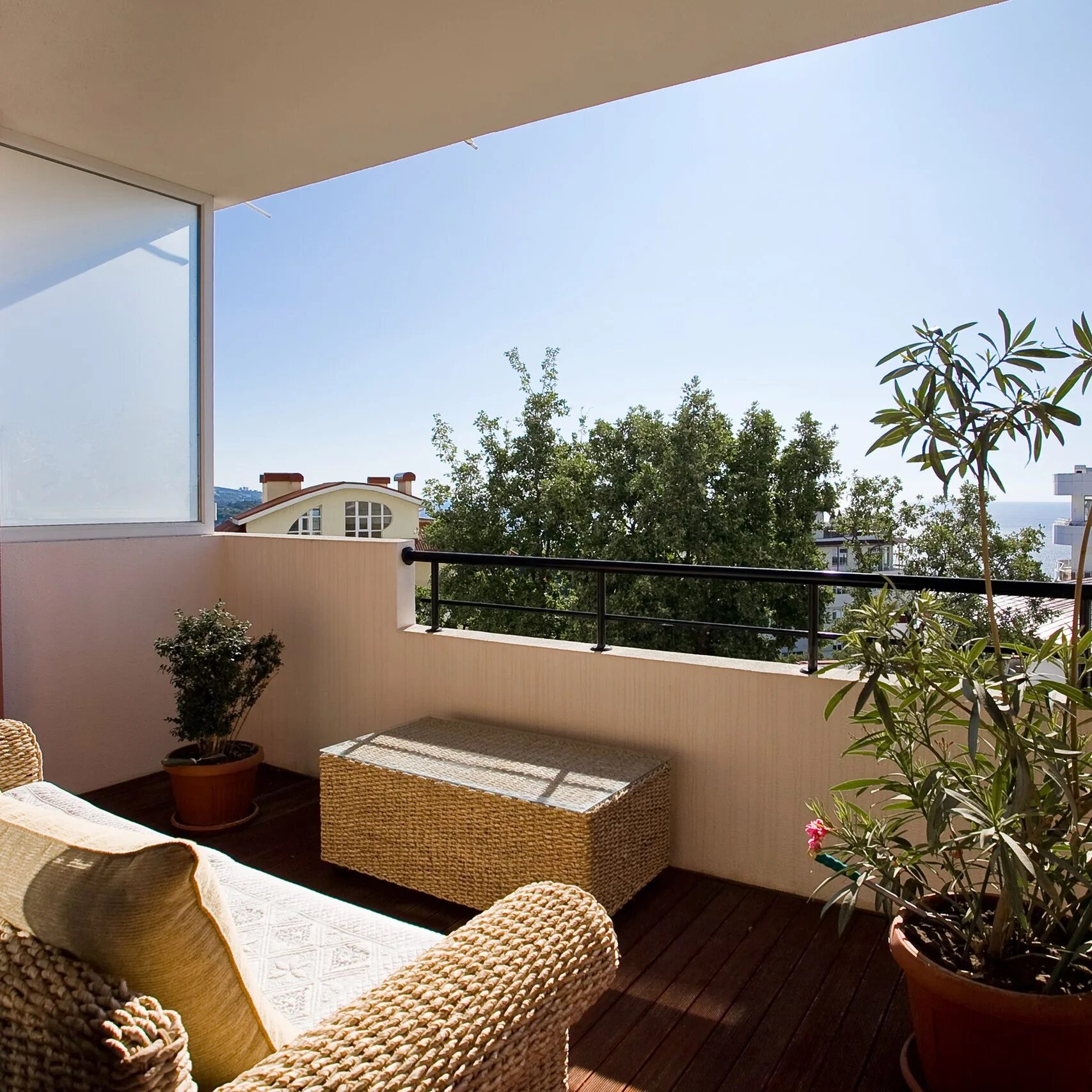 Апартаменты на юге фасады. Апарт отель южный берег ялта. Апарт отель берег. Отель лазурный берег джемете. Отель гранд левый берег химки.