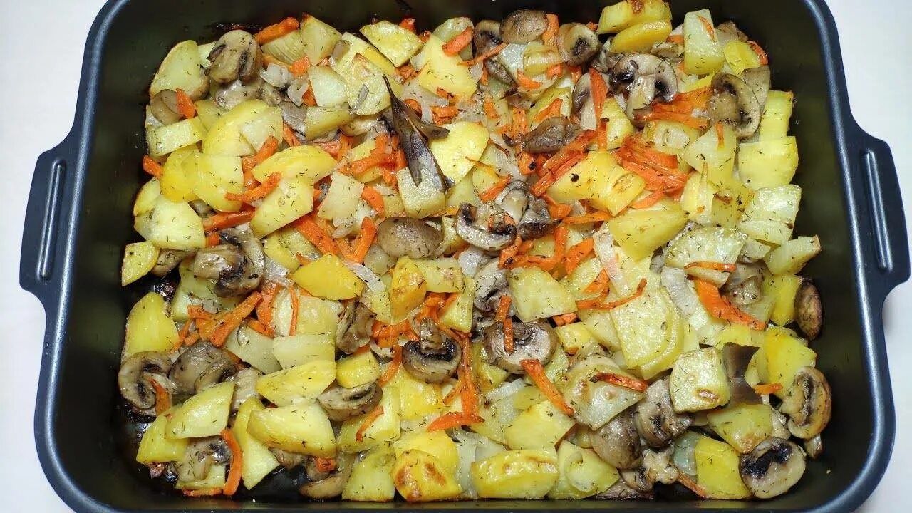 Как вкусно приготовить картошку с грибами. Картошка с грибами в духовке. картошка с шампиньонами в духовке. картошка стгнибами в духовке. картофель с шампиньонами в духовке.