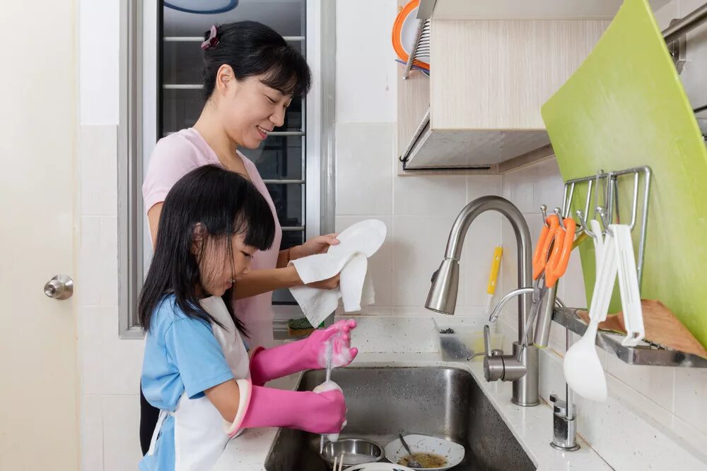 Семья моет посуду. Помогать маме по дому. Ребенок помогает по дому. Ребенок помогает маме. Девочка моющая посуду.