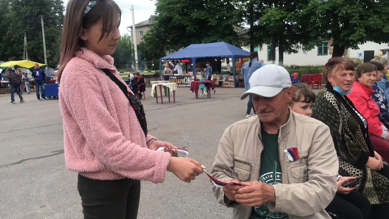 Подслушано в арсеньево тульской. Арсеньевский ЦКД Тульской области. Отряд факел добровольцев. Арсеньевский центр культуры и досуга фото. Население Арсеньева Тульской области.