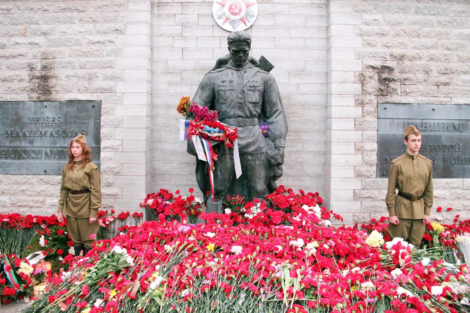 Мемориал солдатам вов. Памятники вов могила неизвестного солдата. Мемориал павшим солдатам вов. Памятник погибшим солдатам великой отечественной. Памятник павшему солдату.