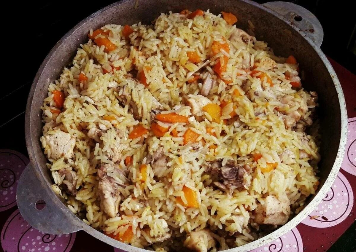 Узбекский плов рассыпчатый. Плов из говядины. Плов с курицей в казане на костре. Плов в казане из говядины. Плов с говяжьими ребрышками.