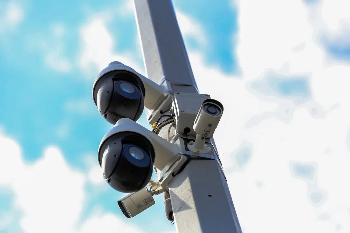 Краской. Камера видеонаблюдения. Камера ezviz. Купольная камера видеонаблюдения panda. Как выводят видеокамеры из строя.