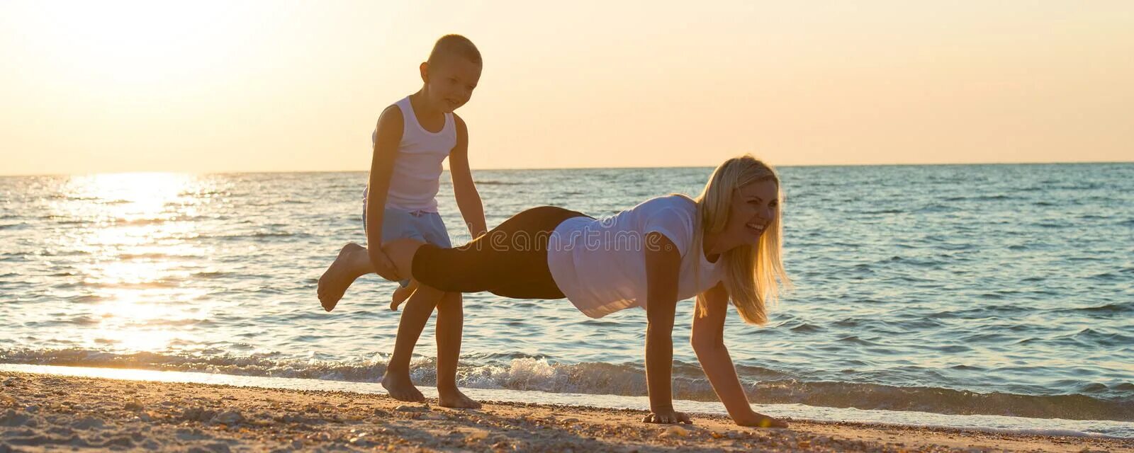 Маме массаж ног на пляже. Йога мама и дочь на пляже. Массирвет мамку на пляже. Сын массажист маме на пляже.