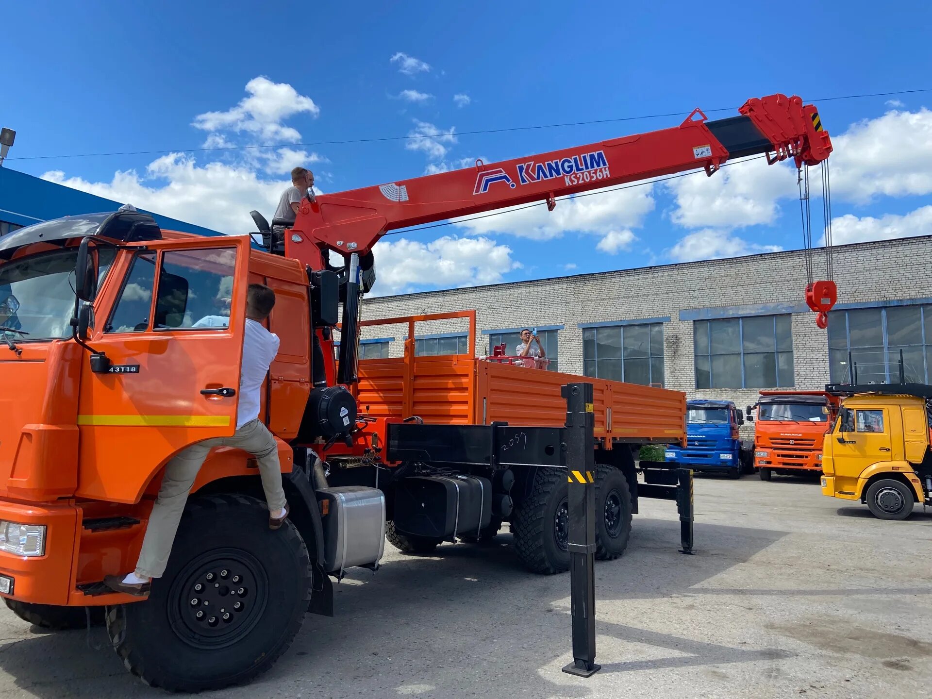 камаз 43118 с кму it 150. кму на шасси камаз 43118. камаз 43118 фискарс сортиментовоз. анрв камаз 43118. кму dong yang ss 2036.