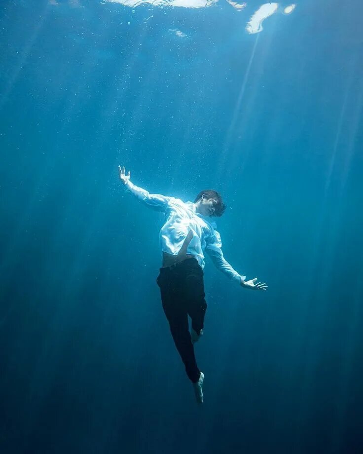 Тонуть мужчине в воде. Тонущий человек. Тонущий человек под водой. Фотосессия под водой. Мужчина в воде Эстетика.