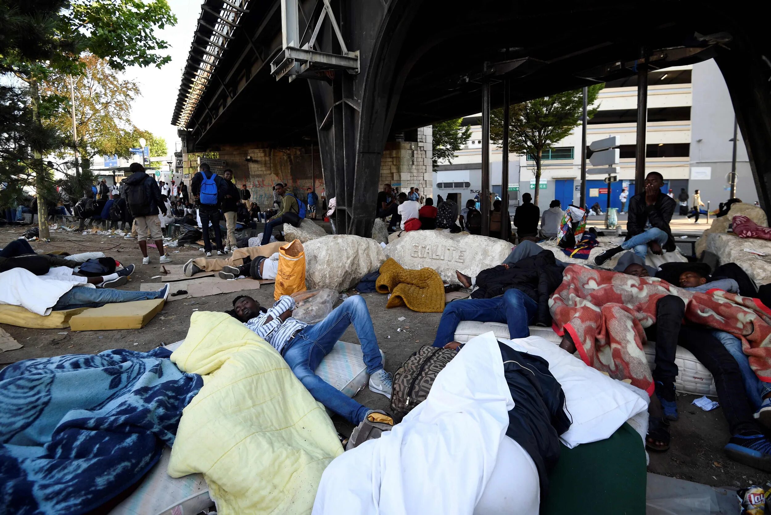 Улицы франции \мигранты. Негры в париже. Эмигранты во франции. Эмиграция во францию. Эмиграция во францию.