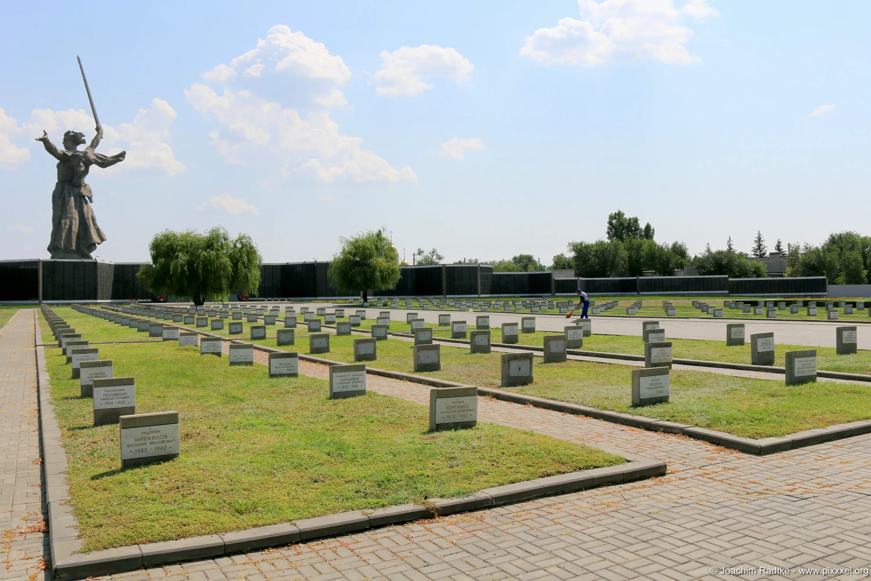 Воинское мемориальное кладбище на Мамаевом Кургане. Волгоград Мамаев Курган кладбище мемориальное кладбище. Воинское мемориальное кладбище советских воинов Мамаев Курган. Мамаев Курган захоронение воинское мемориальное кладбище.