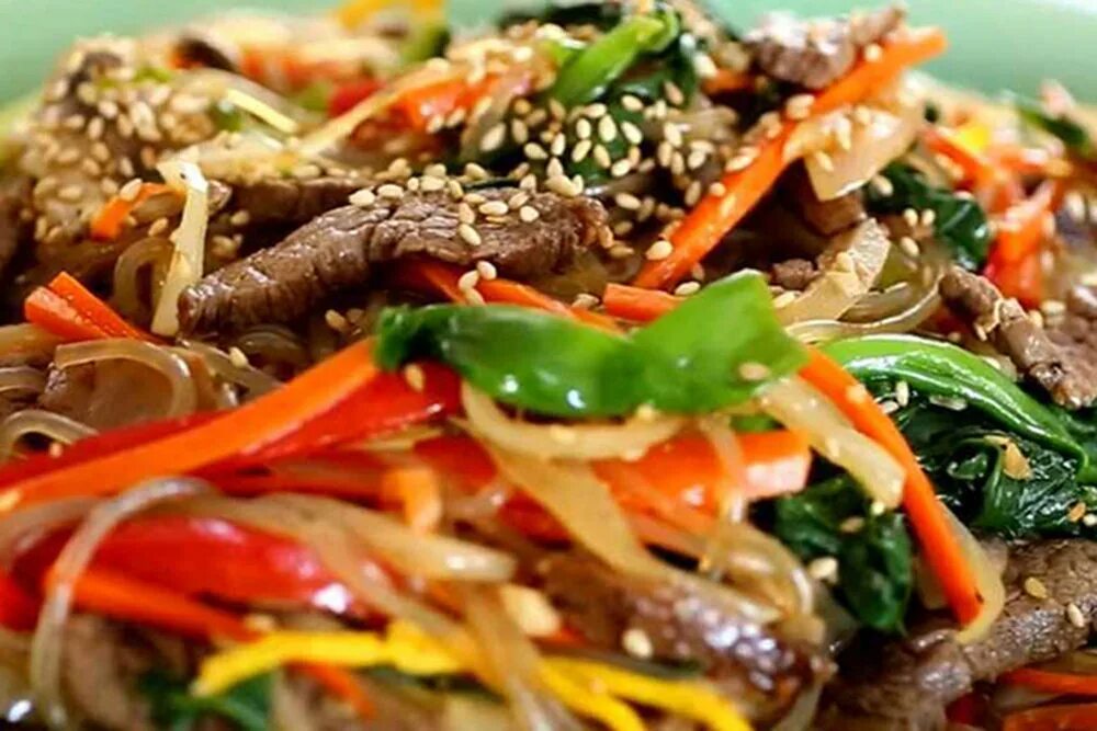 Как приготовить фунчоза рецепт с овощами. Фунчоза с говядиной и овощами. фугчеза с говядиной и овощами. фунчоза с говядиной. фунчеза с мясом а овощами по корейски.