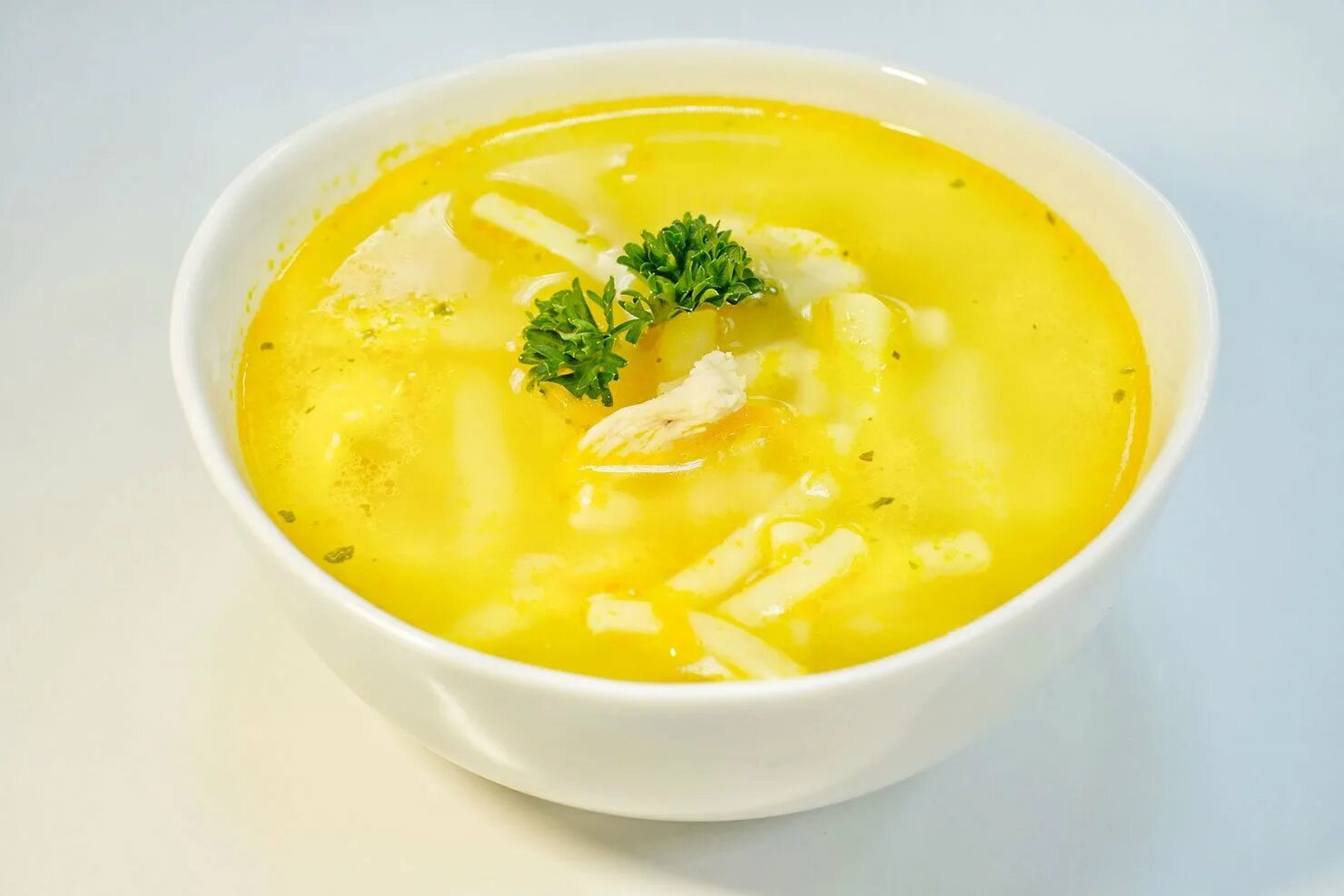 Суп куриный без. Куриная лапша. куриный суп. суп куриный с макаронными изделиями. суп картофельный с макаронными изделиями.