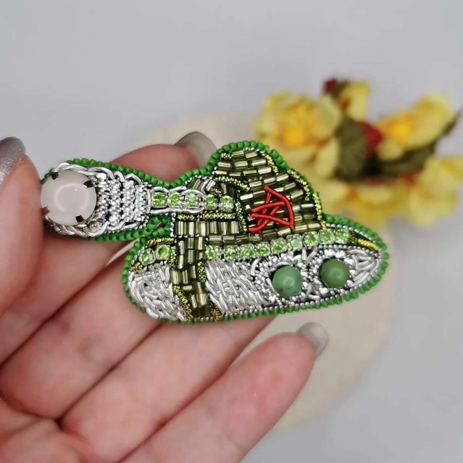 Танк из бусин. Танк из бисера. Брелок из бисера танк. Танк из бисера объемный. Брелок из бисера танк.