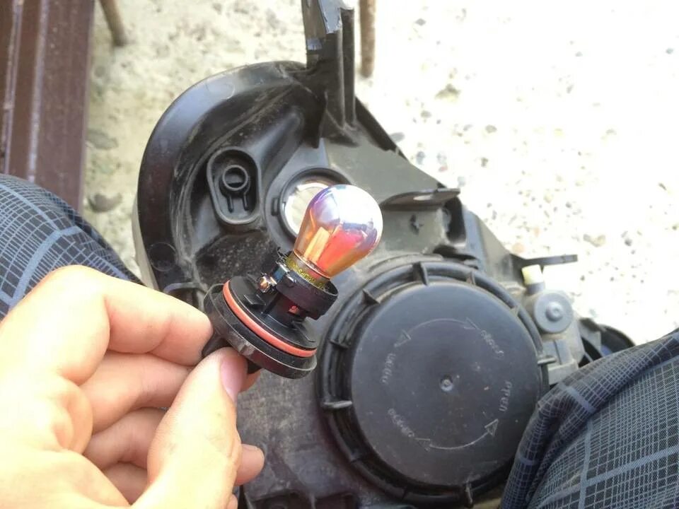 Лампа габаритного огня рено логан 2. Как поменять лампочку на 10. Лампочка ближнего света авалон 2006. Фиксатор лампы h4 ниссан ноут. Как поменять лампочку на 10.