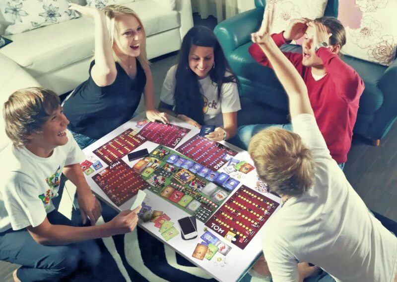Развлекательная игра для подростков. Люди играющие в настольные игры. Игра с другом дома. Настольные игры с друзьями. Игра с другом дома.
