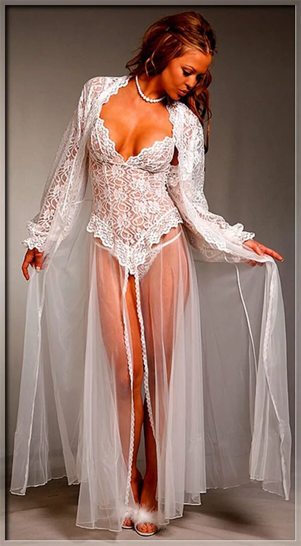 Будуарное платье elena black. Домашнее платье в стиле ретро. Ретро пеньюары. Тайли вуд. Женщины в возрасте в комбинации.