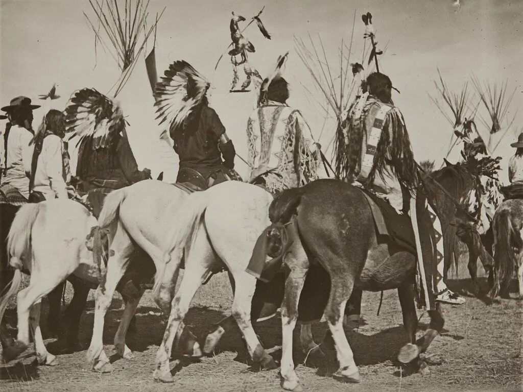Индейцы скальпы старых. Индейцы америки скальпирование. индейцы северной америки со скальпами.