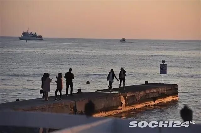 Буна на море в Сочи это. Волнорез на море в Сочи. Сочи берег волнорезы. Волнорезы в Сочи фото.