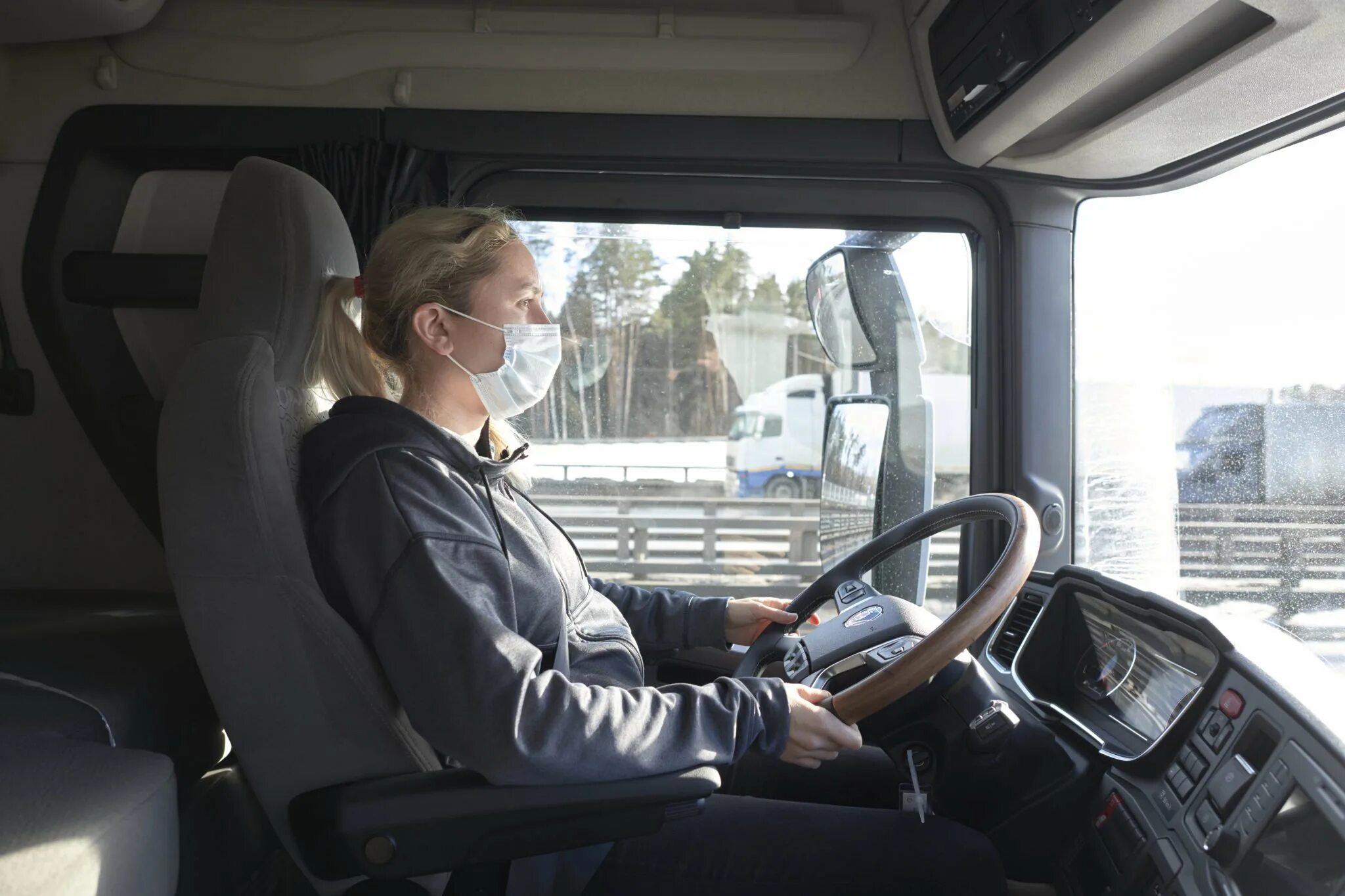 За рулем грузовика. Вождение фуры уроки. Водитель наставник. Водитель фуры. Водитель.