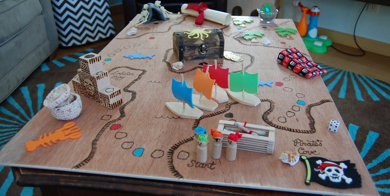 Шаффлборд игра. Настольные игры для детей. Как сделать игру на место. Настольная игра из коробки. Настольные игры своими руками.