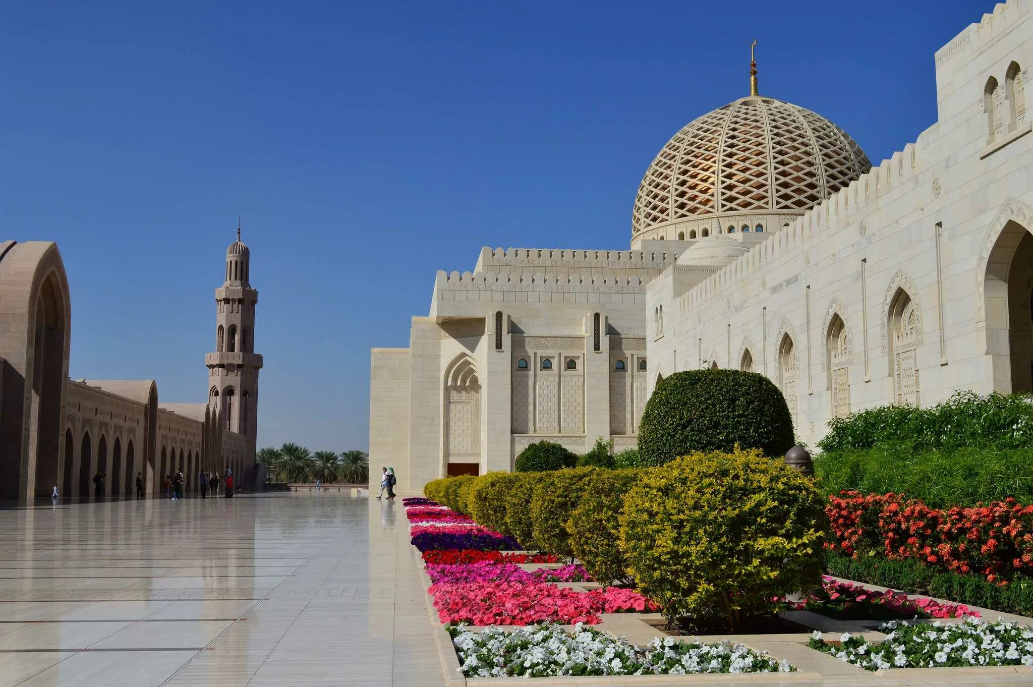 Оман это. Маскат столица Омана. Маскат столица Омана достопримечательности. Мечеть Султана Кабуса, Маскат, Оман.. Оман Маскат сады.