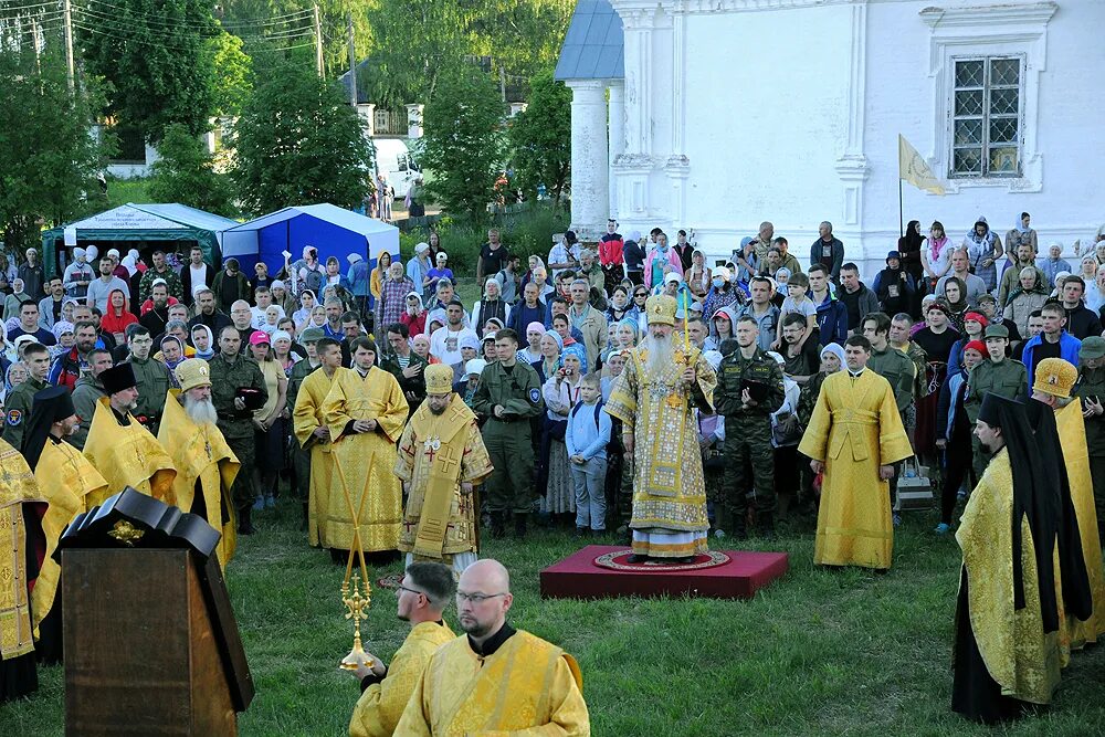 Крестный 12 лет. Великорецкий крестный ход Киров. Крестный ход в Кирове 2022 в Великорецкое. Крестный ход Киров 2021. Великорецкий крестный ход 2021.