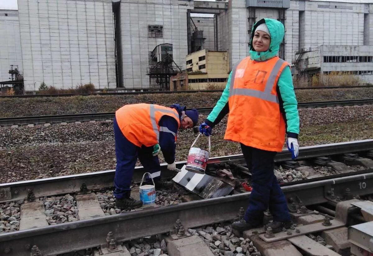 Фильм поступок ржд. Оао ржд приглашает на работу. Реклама работы в ржд. Форма машиниста ржд 2022. Новости брянска экскурсия для мальчика в ржд.