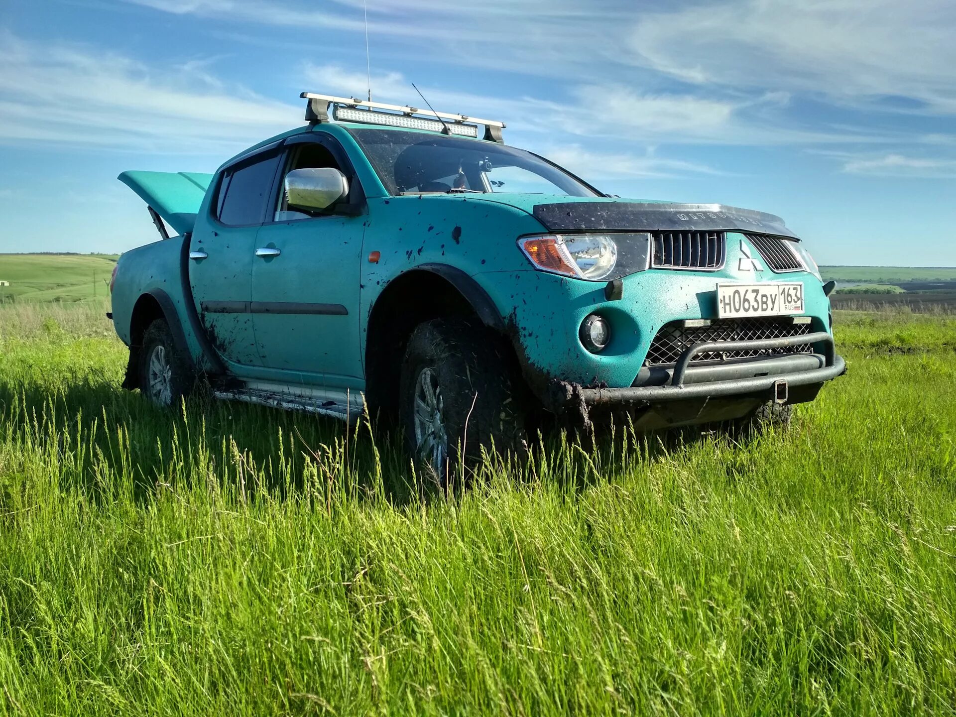 Mitsubishi l200. Mitsubishi l200 4g. Митсубиси л200 в лесу. Митсубиси л200 для бездорожья. Купить мицубиси л200 на авито