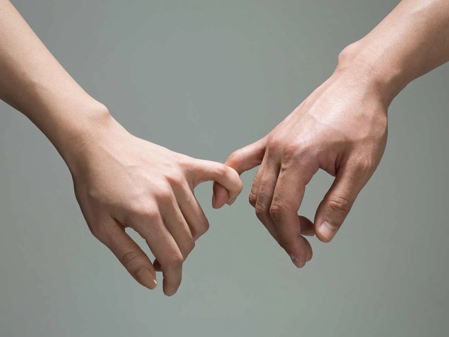 Держатся за мизинцы эстетика. Мизинцы эскиз. Держит мизинец. Мириться на мизинчиках. Мириться мизинцами.