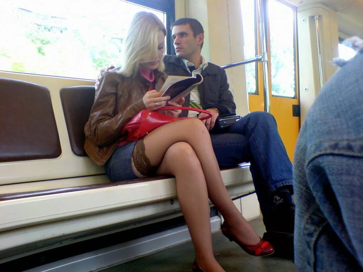 Лапает девушек в метро. Девушки в чулках в транспорте. Девушки в юбках в метро. Красивые девушки в транспорте. Ножки в общественном транспорте.