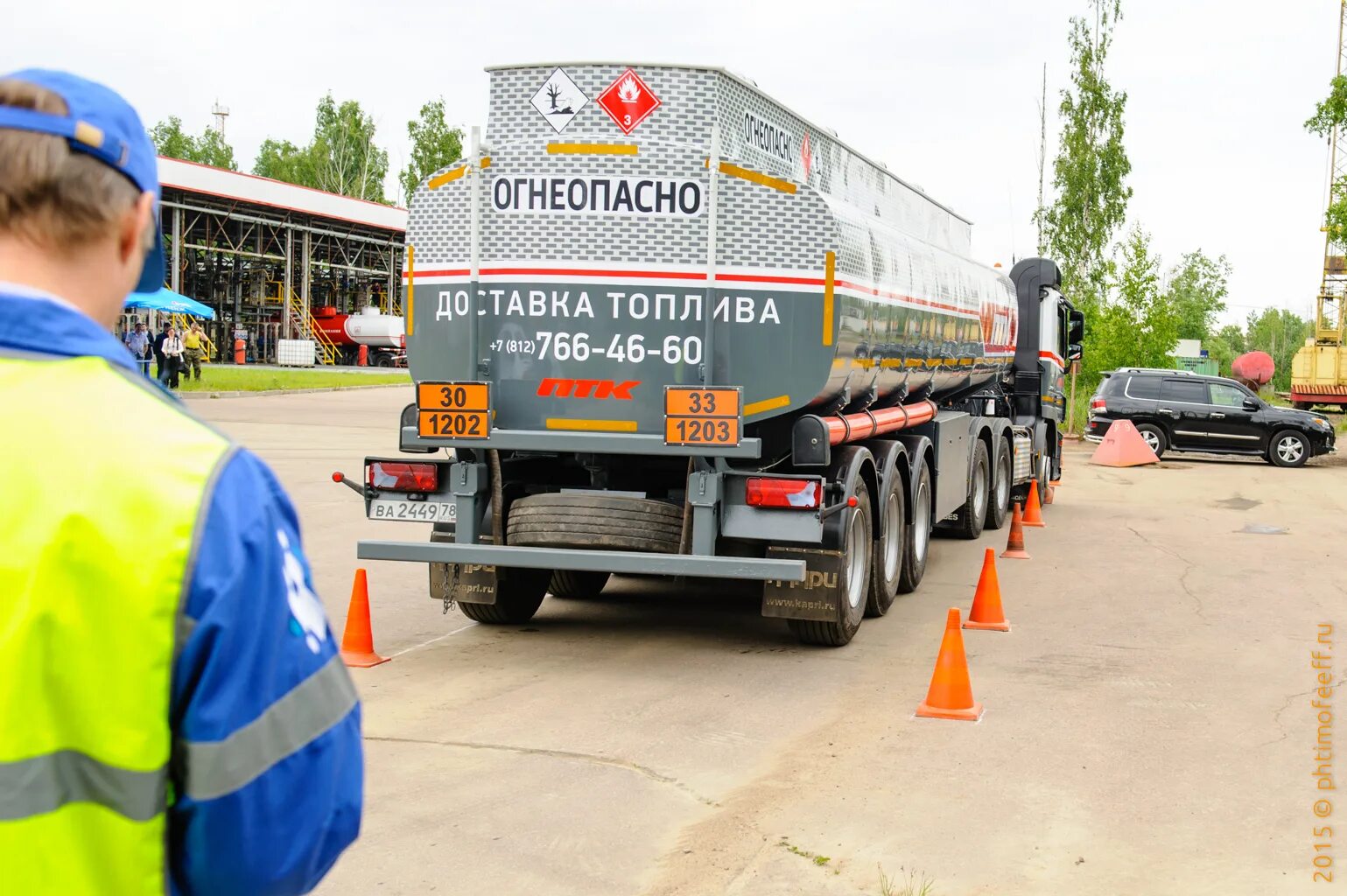 Дорожная перевозка опасных грузов. Перевозчики опасных грузов. Автомобиль перевозящий опасные грузы. Водитель опасных грузов. ТС С опасным грузом.