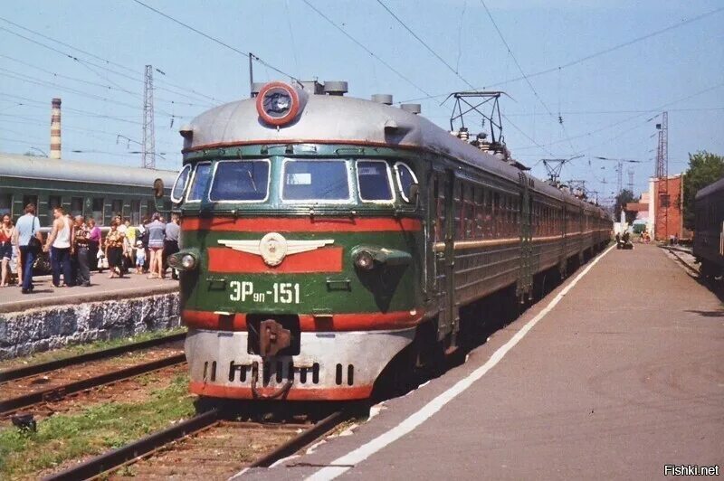 Поезда россии в 90-е. Тэп70 списанные. Жд 90. Щербинка 90е. Станция новомосковск тульская область.