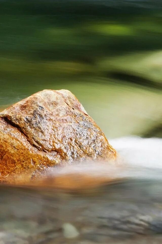 Самоцветы вода. Камни в воде. Водяной камень. Вода из камня. Валун водяной.
