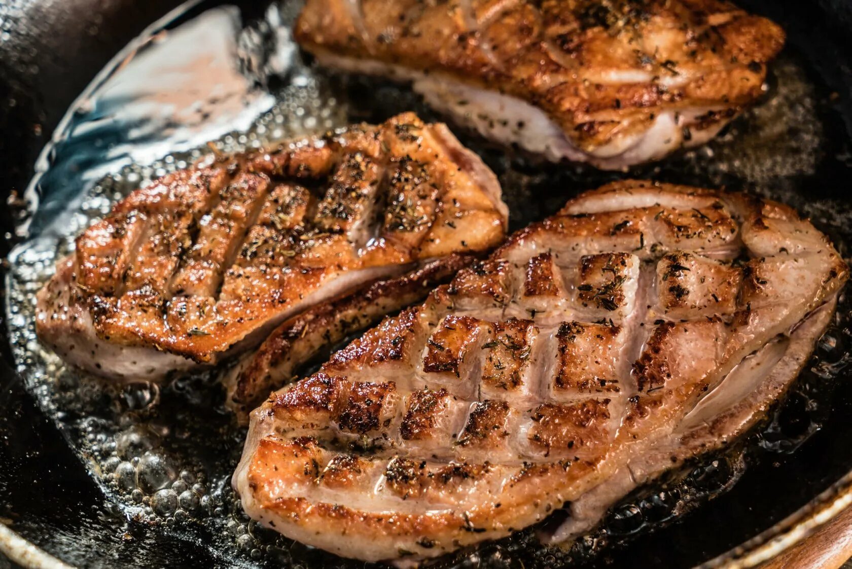 Стейк из филе утиной грудки. Утиные стейки. Утиные стейки. Утиные стейки. Украшение стейка утки.