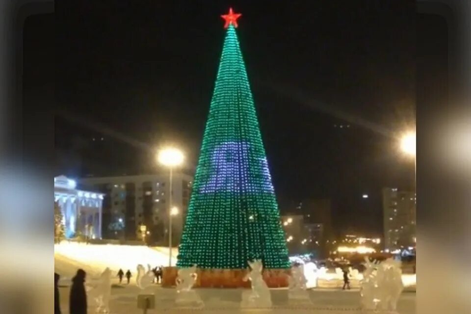 Фонтан у конгресс-холла уфа. Телецентр уфа елка 2022. Пиксельная елка уфа конгресс холл. Конгресс холл елка уфа. Конгресс холл уфа елка.