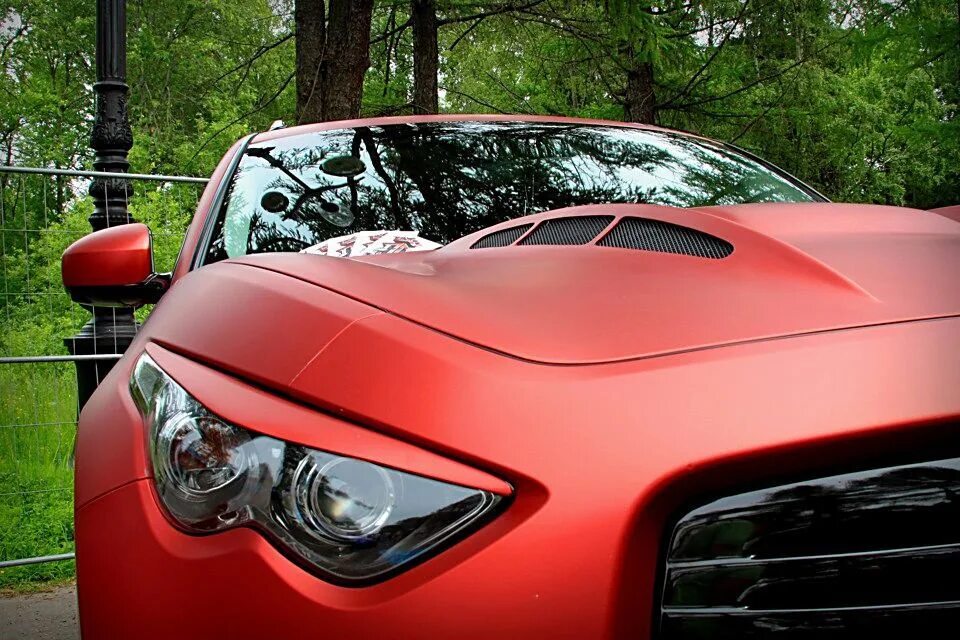 Красная виниловая пленка для авто. Автовинил красный. Ауди тт в пленке в матовый. Пленка текврап красный матовый хром. Пленка матовый хром красный.