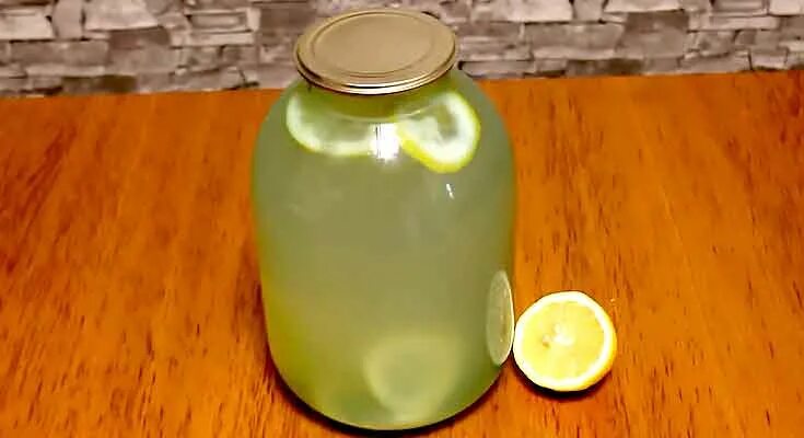Березовый сок с лимоном. Консервированный березовый сок с апельсином. Березовый сок с апельсином консервация. Берёзовый сок в банках на зиму. Рецепт березового сока с апельсином и лимоном