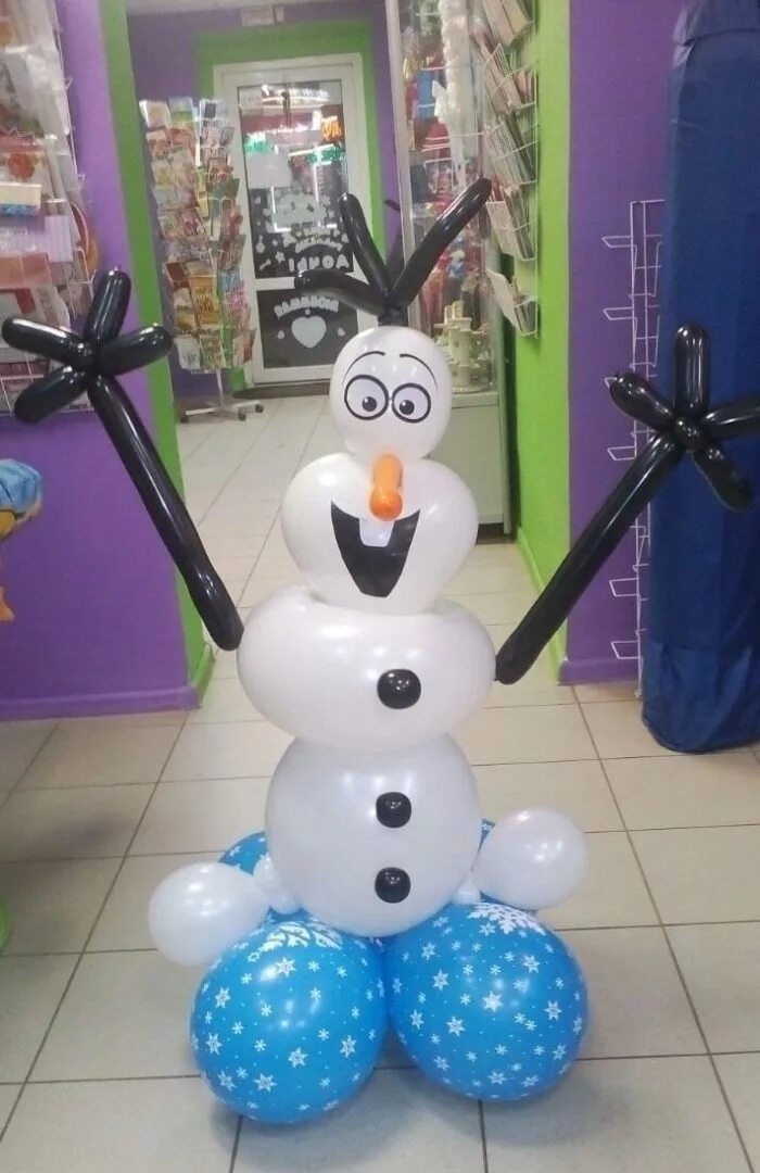 Снеговик шаров. Снеговик Олаф воздушный. Снеговик из воздушных шаров. Снеговик из шариков воздушных. Новогодние фигуры из шаров.