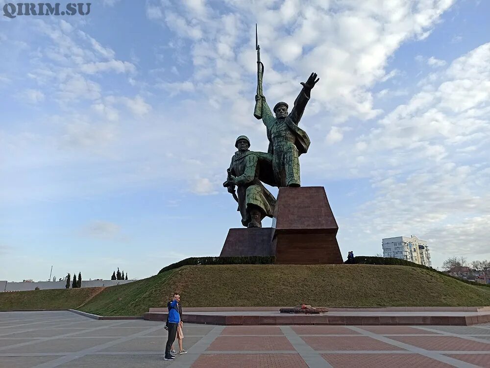 Памятник в севастополе матрос и солдат севастополь. Памятник матросу в севастополе. Мемориал победы севастополь. Памятник защитникам севастополя. Солдат и матрос на мысе хрустальном - памятники севастополя,.