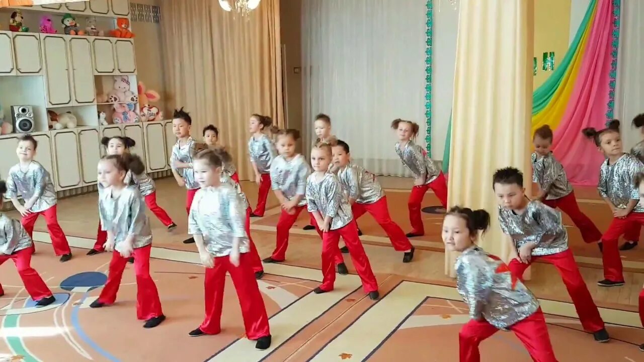 Танец маленькие звезды. Маленькие звезды танец в детском саду. Звезды для танца в доу. Танец мы маленькие звезды. Маленькие звезды танец в детском саду.